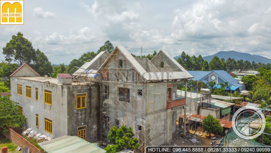 Ghé thăm tiến độ thi công nhà 2 tầng mái Thái tân cổ điển