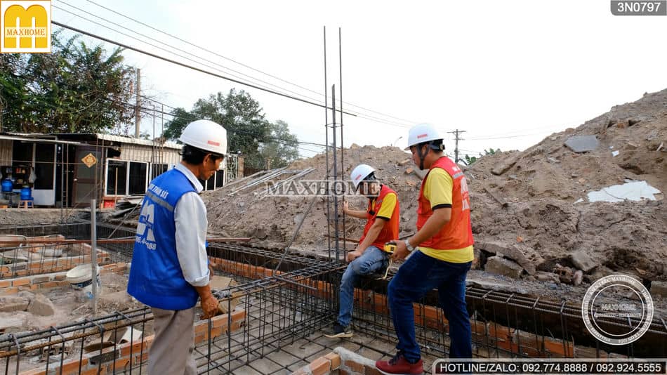 cung-thanh-tra-maxhome-kiem-tra-cong-trinh-nha-2-tang-mai-nhat-dang-thi-cong-tuong-bao-o-hoc-mon-mh04206-6