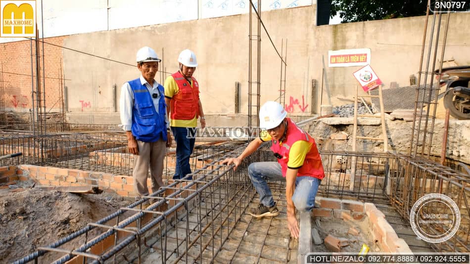 cung-thanh-tra-maxhome-kiem-tra-cong-trinh-nha-2-tang-mai-nhat-dang-thi-cong-tuong-bao-o-hoc-mon-mh04206-7