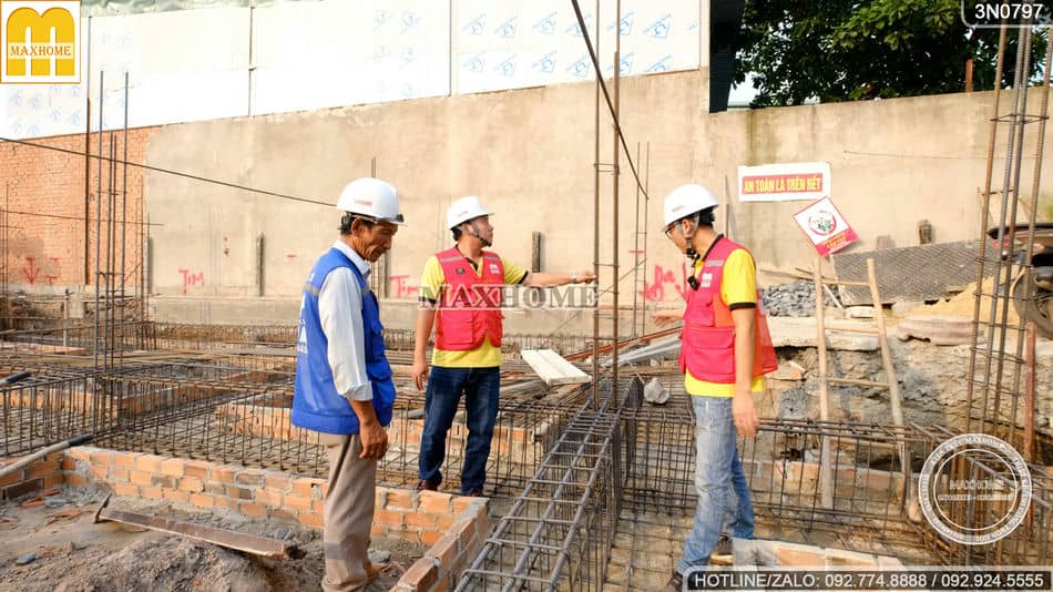 cung-thanh-tra-maxhome-kiem-tra-cong-trinh-nha-2-tang-mai-nhat-dang-thi-cong-tuong-bao-o-hoc-mon-mh04206-8