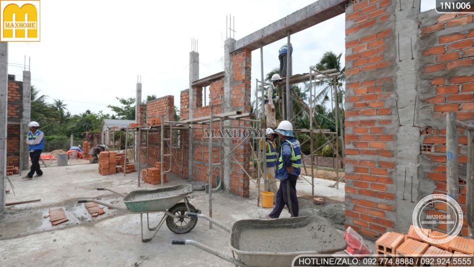 doi-ngu-ky-thuat-maxhome-kiem-tra-tien-do-ngoi-nha-vuon-tan-co-o-tra-vinh-15