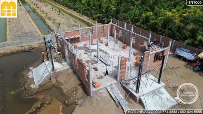 doi-ngu-ky-thuat-maxhome-kiem-tra-tien-do-ngoi-nha-vuon-tan-co-o-tra-vinh-4