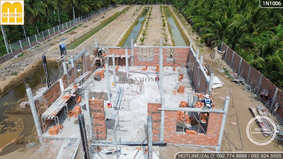 doi-ngu-ky-thuat-maxhome-kiem-tra-tien-do-ngoi-nha-vuon-tan-co-o-tra-vinh-7