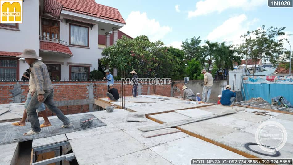 doi-ngu-ky-thuat-maxhome-kiem-tra-thi-cong-san-nha-mai-nhat-tai-binh-duong-1
