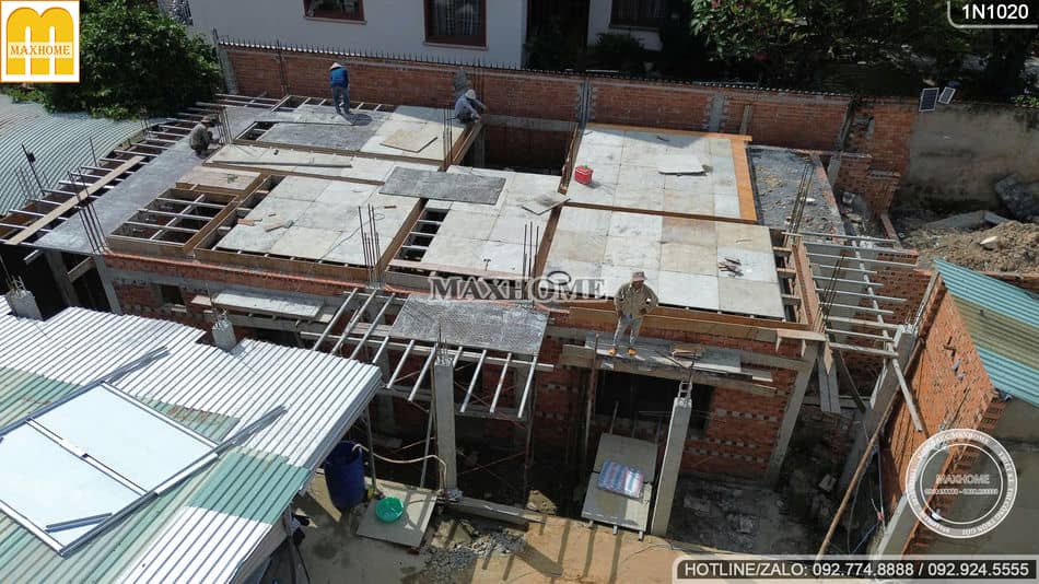 doi-ngu-ky-thuat-maxhome-kiem-tra-thi-cong-san-nha-mai-nhat-tai-binh-duong-10