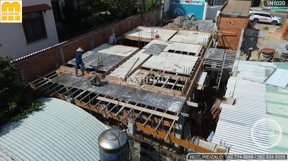 doi-ngu-ky-thuat-maxhome-kiem-tra-thi-cong-san-nha-mai-nhat-tai-binh-duong-14