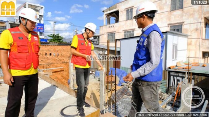 doi-ngu-ky-thuat-maxhome-kiem-tra-thi-cong-san-nha-mai-nhat-tai-binh-duong-3