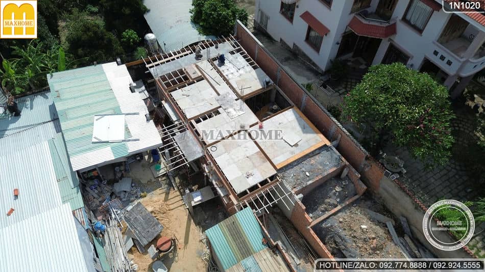 doi-ngu-ky-thuat-maxhome-kiem-tra-thi-cong-san-nha-mai-nhat-tai-binh-duong-9