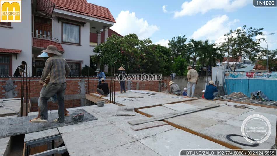doi-ngu-ky-thuat-maxhome-kiem-tra-thi-cong-san-nha-mai-nhat-tai-binh-duong